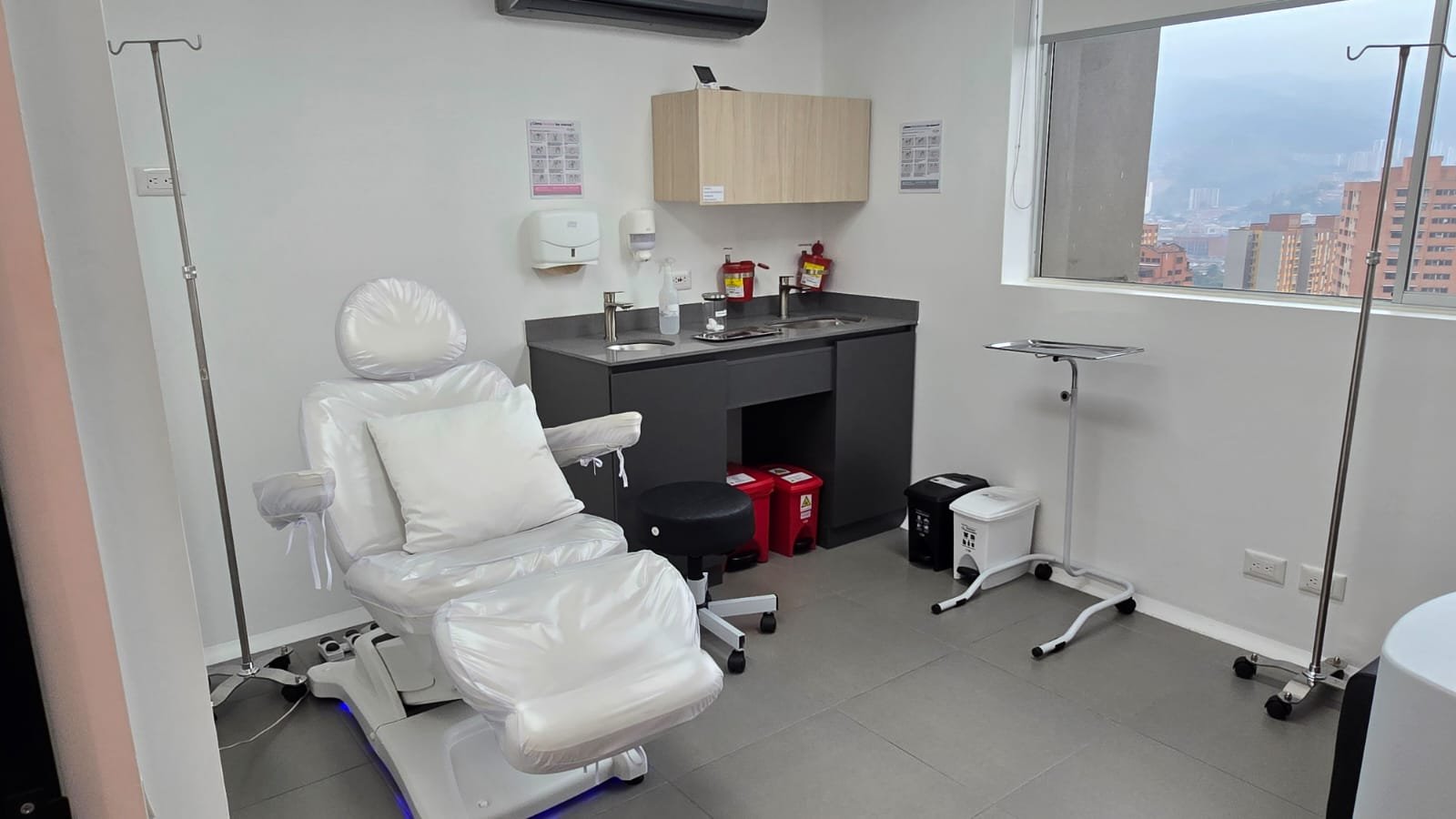 Clinical procedures room with a view of Medellín